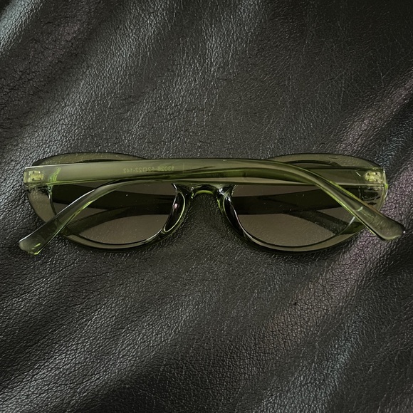 Oval Frame Retro Sunglass - Green - Picture 3 of 6